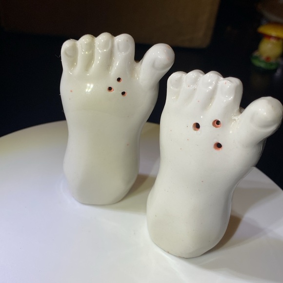 Vintage 1950’s Rare Japanese feet Whimsical Salt & Pepper Shakers - Picture 5 of 8